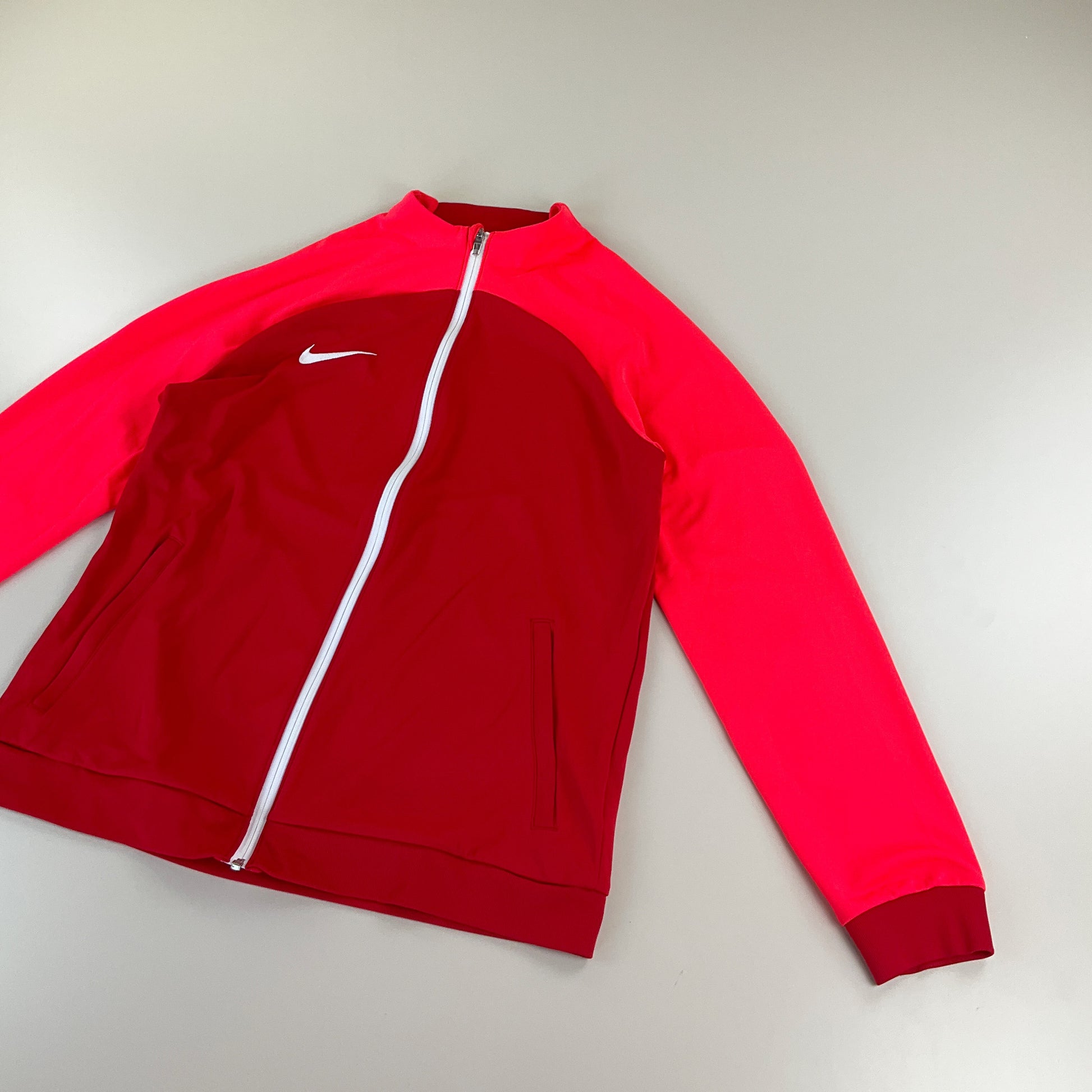 Nike Swoosh Sport Jacke Rot - Large-NIKE-olesstore-vintage-secondhand-shop-austria-österreich