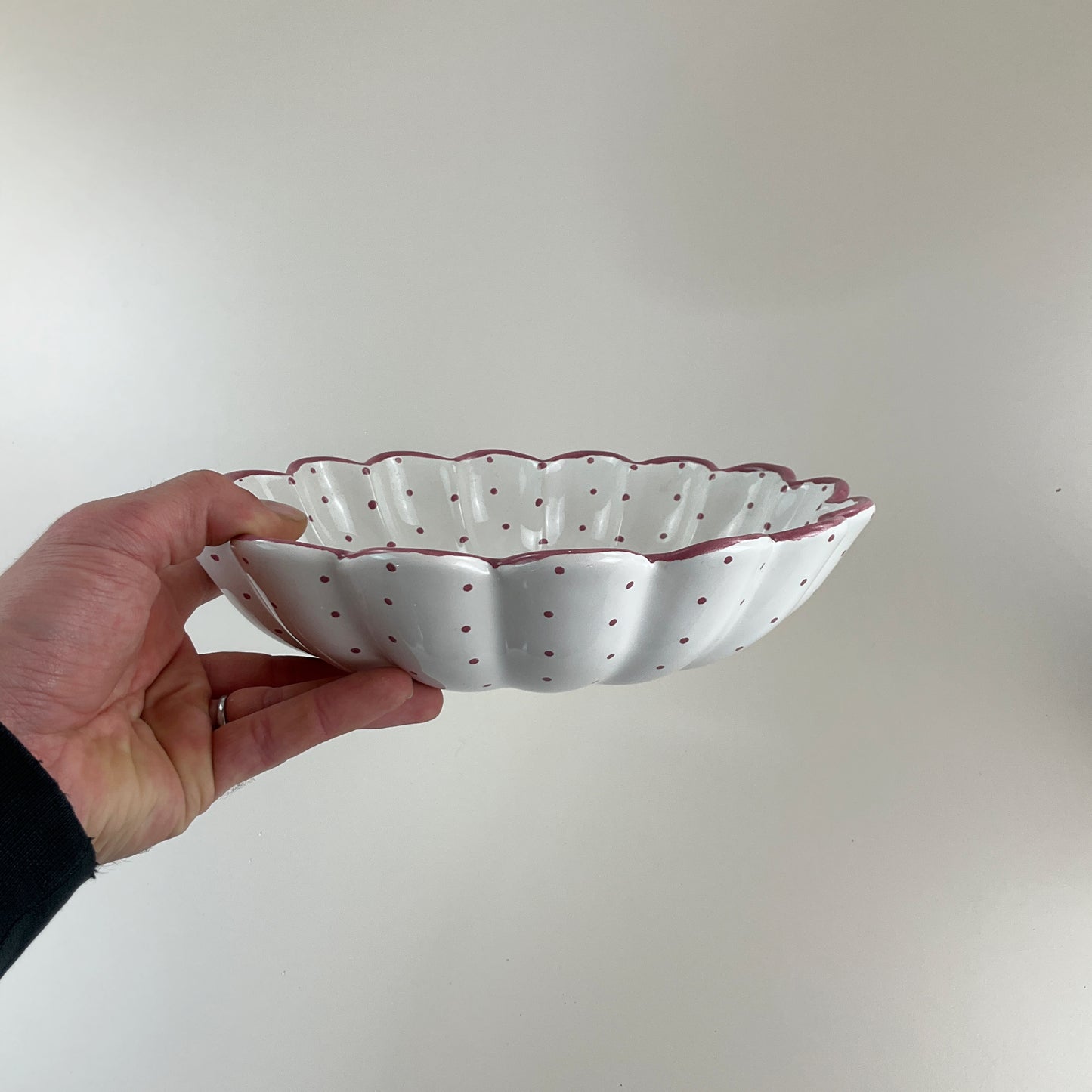 Gmundner Keramik geschwungene Blumen Schüssel Tupferl Rosa Ø26cm-Gmundner Keramik-olesstore-vintage-secondhand-shop-austria-österreich