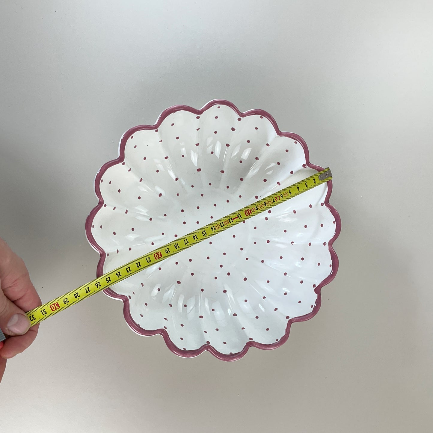 Gmundner Keramik geschwungene Blumen Schüssel Tupferl Rosa Ø26cm-Gmundner Keramik-olesstore-vintage-secondhand-shop-austria-österreich