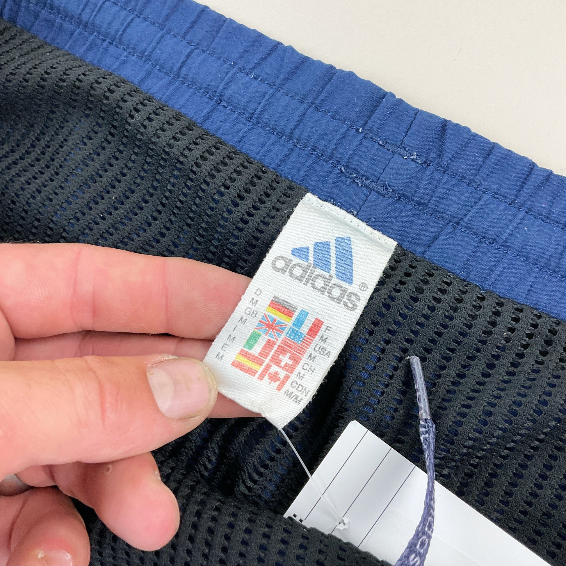 Adidas 90s Kurze Hose Dunkelblau - Herren/M Markenlabel Detail