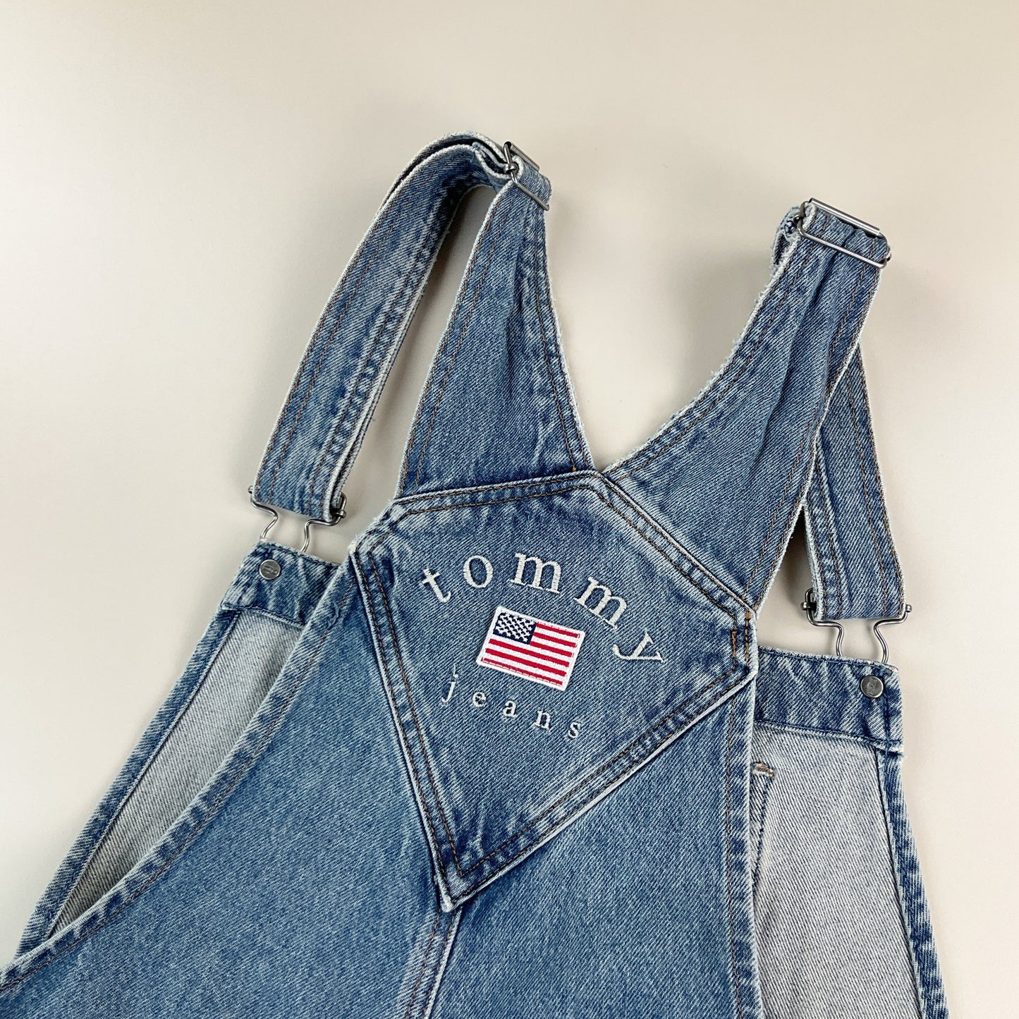 Tommy Jeans Denim Latzhose - W29 L30 Markenlabel