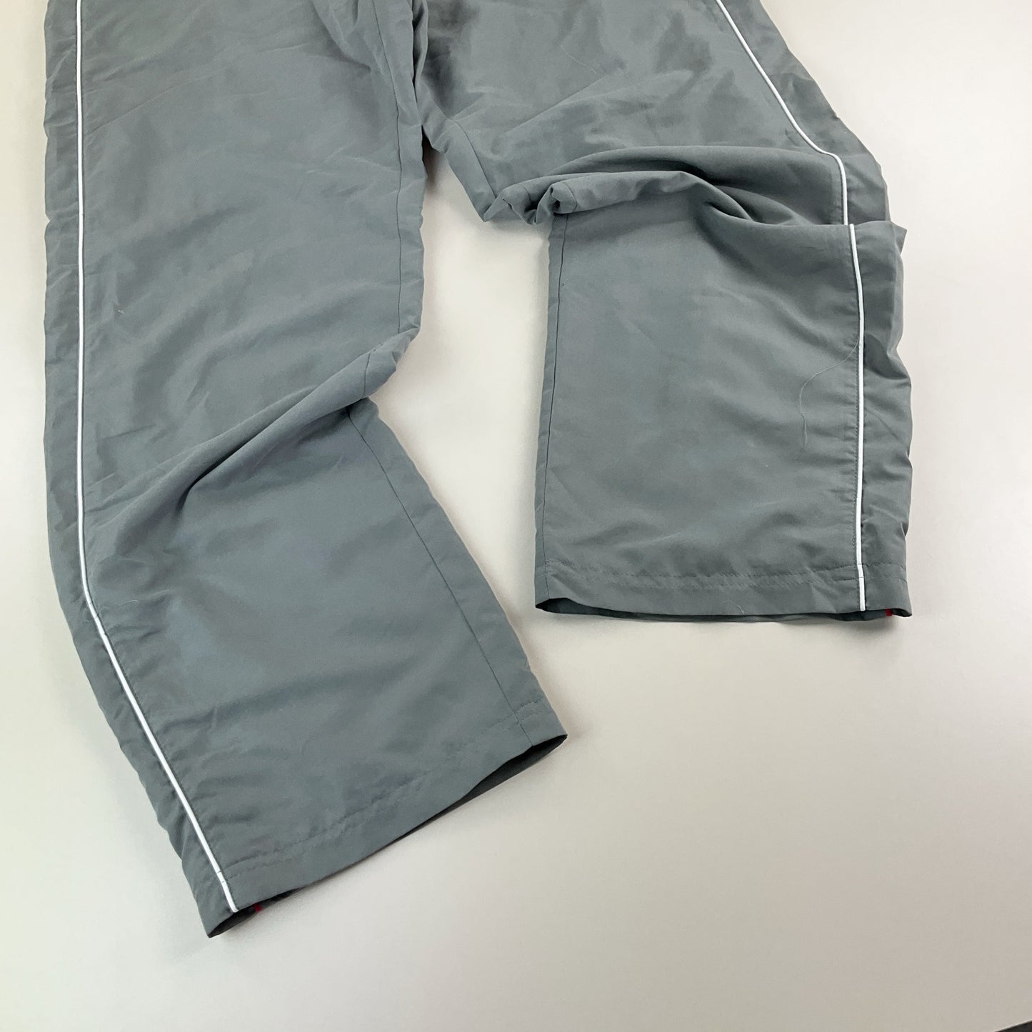 Fila 2000s Trainingsanzug Grau - Herren/XL Detailansicht Beinabschluss