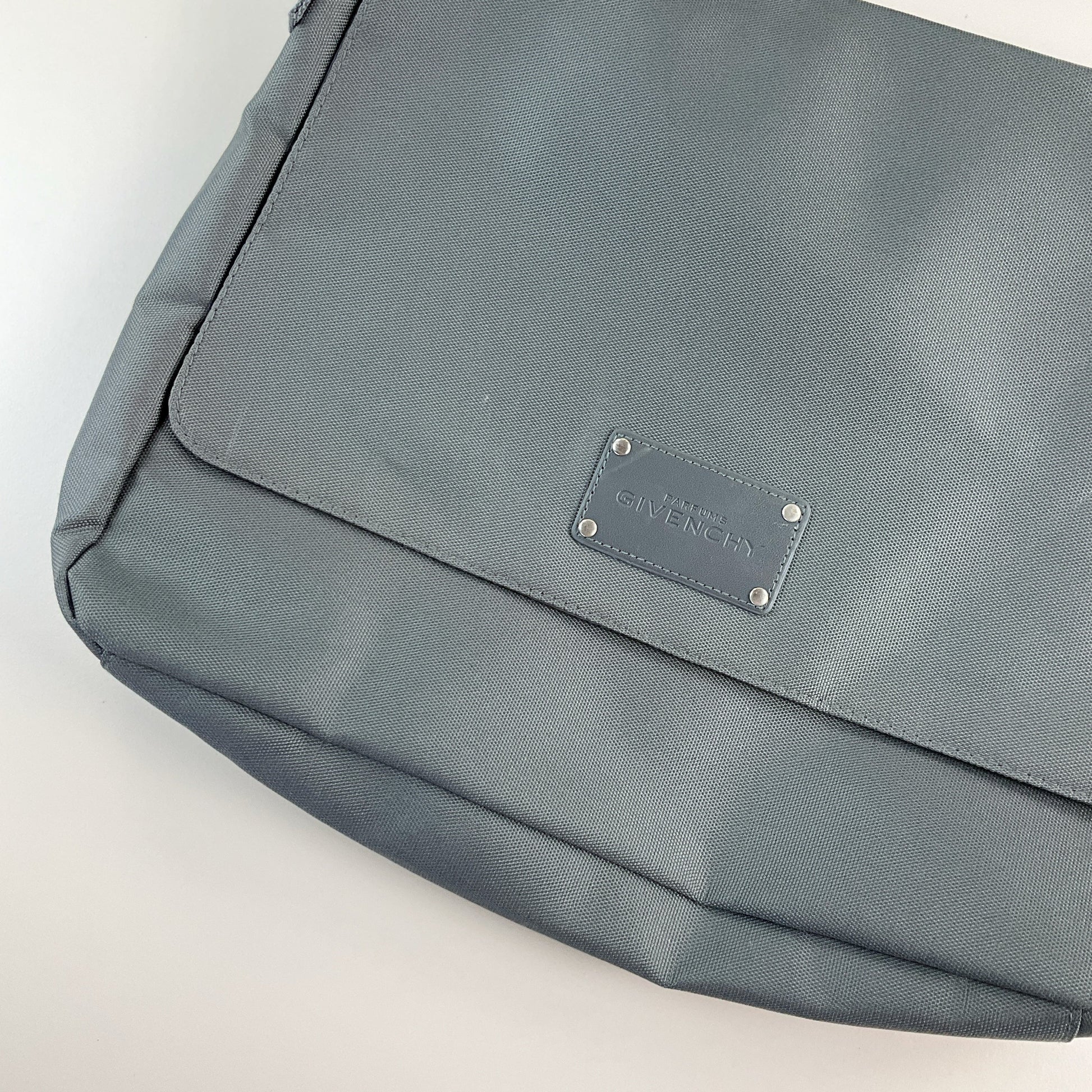 Givenchy Parfums Tasche Grau - Rückansicht