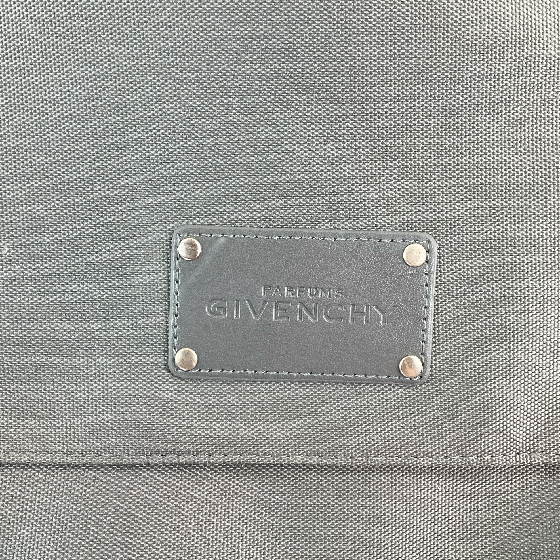 Givenchy Parfums Tasche Grau - Markenlabel