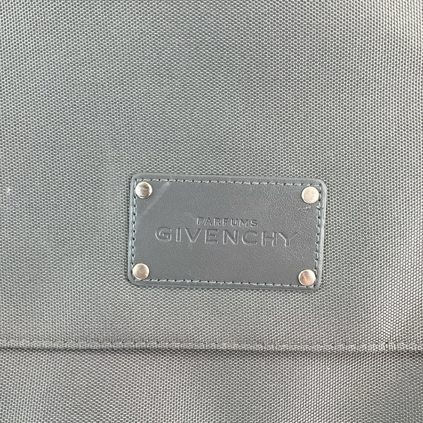 Givenchy Parfums Tasche Grau - Markenlabel Detail