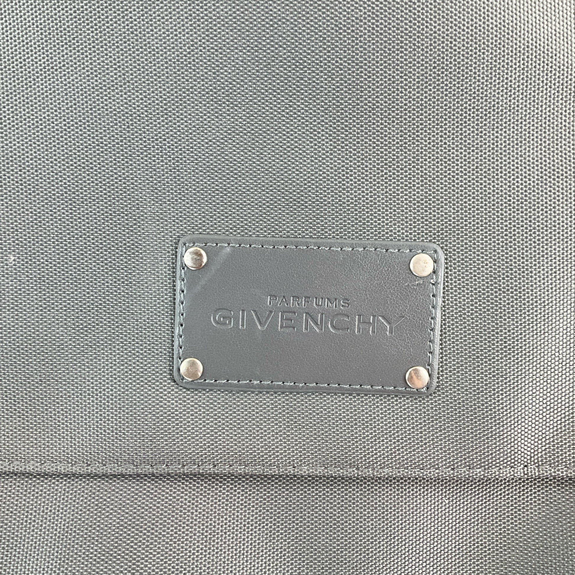 Givenchy Parfums Tasche Grau - Markenlabel Detail