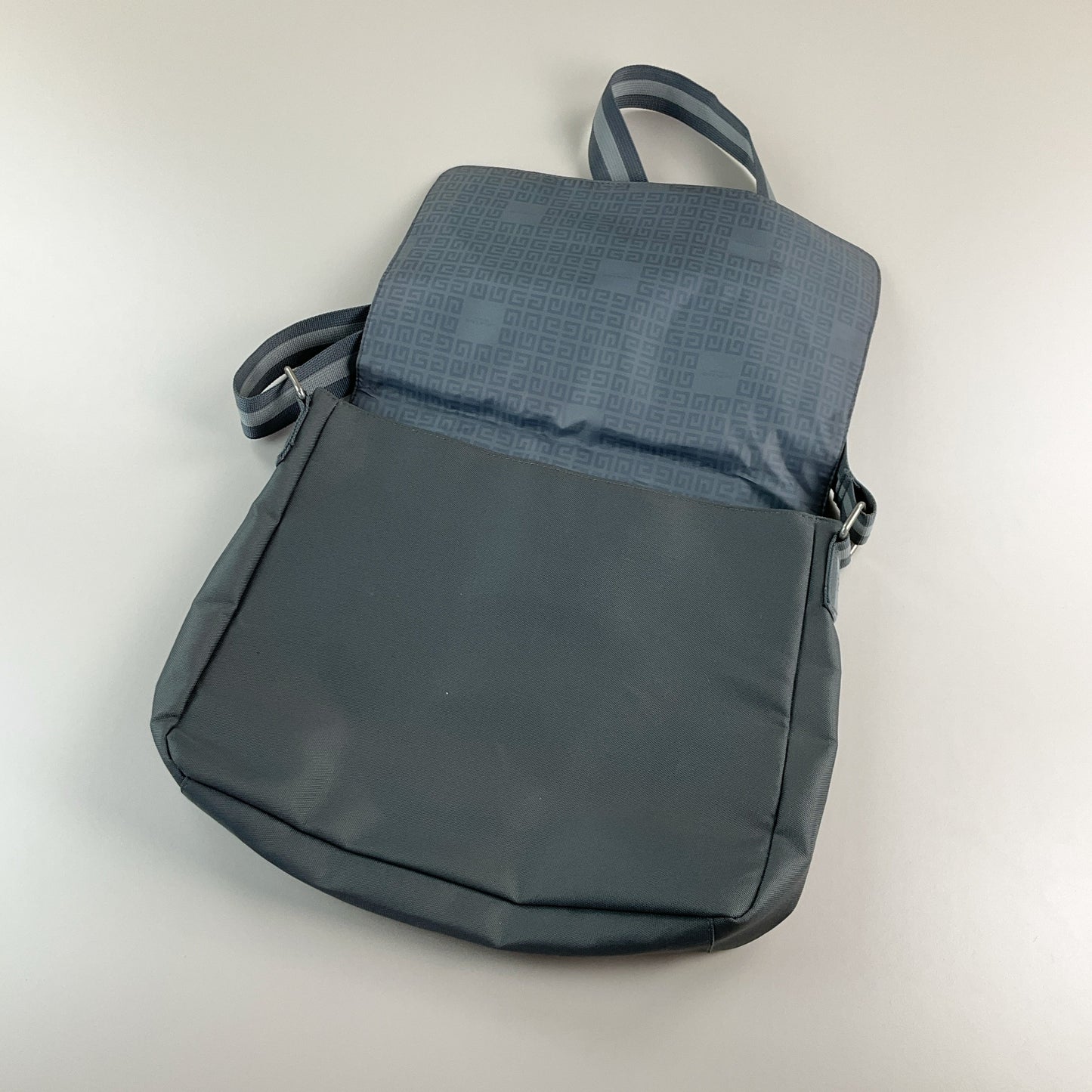Givenchy Parfums Tasche Grau - Detailansicht