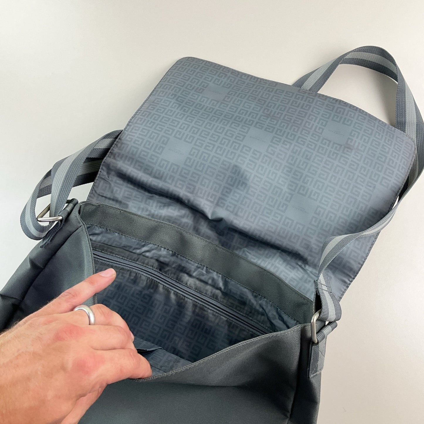 Givenchy Parfums Tasche Grau - Innenansicht
