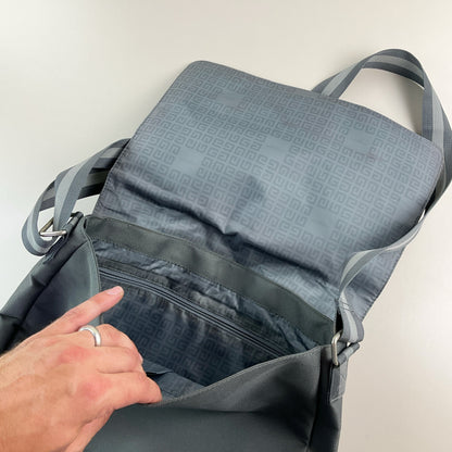 Givenchy Parfums Tasche Grau - Innenansicht