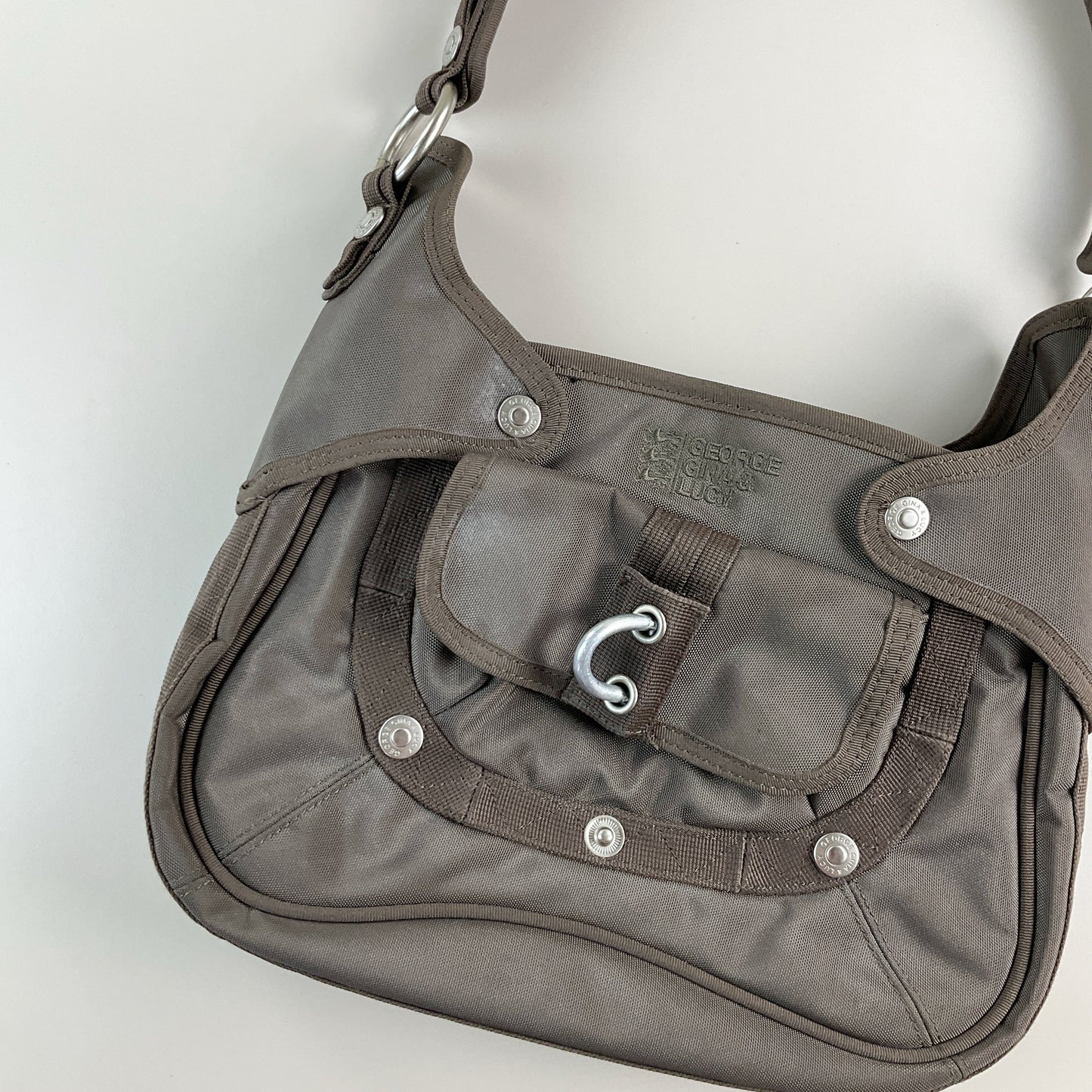 George Gina Lucy Bonnie Tink Tasche Braun - Detailansicht Schnalle