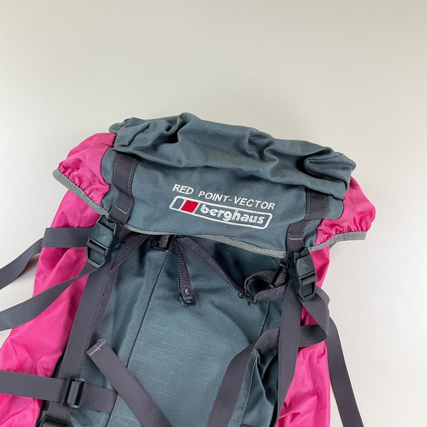 Berghaus Red Point Vector Rucksack 46L Grau-Pink - Seitenansicht