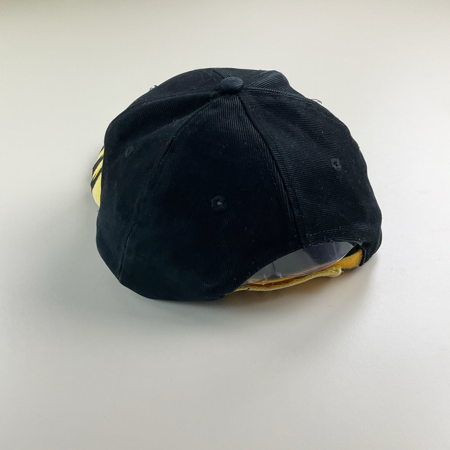 Benson Hedges Jordan Cap Schwarz-Gelb - Schirm Seitenansicht